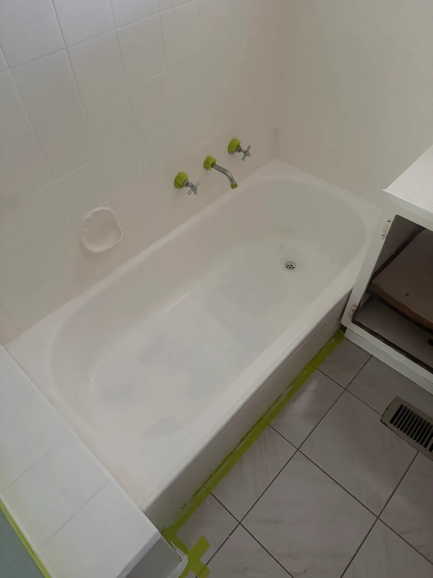 The same Moorabbin bathtub after resurfacing by Jetblack Painting, refinished in white with the tiling and plumbing left in place