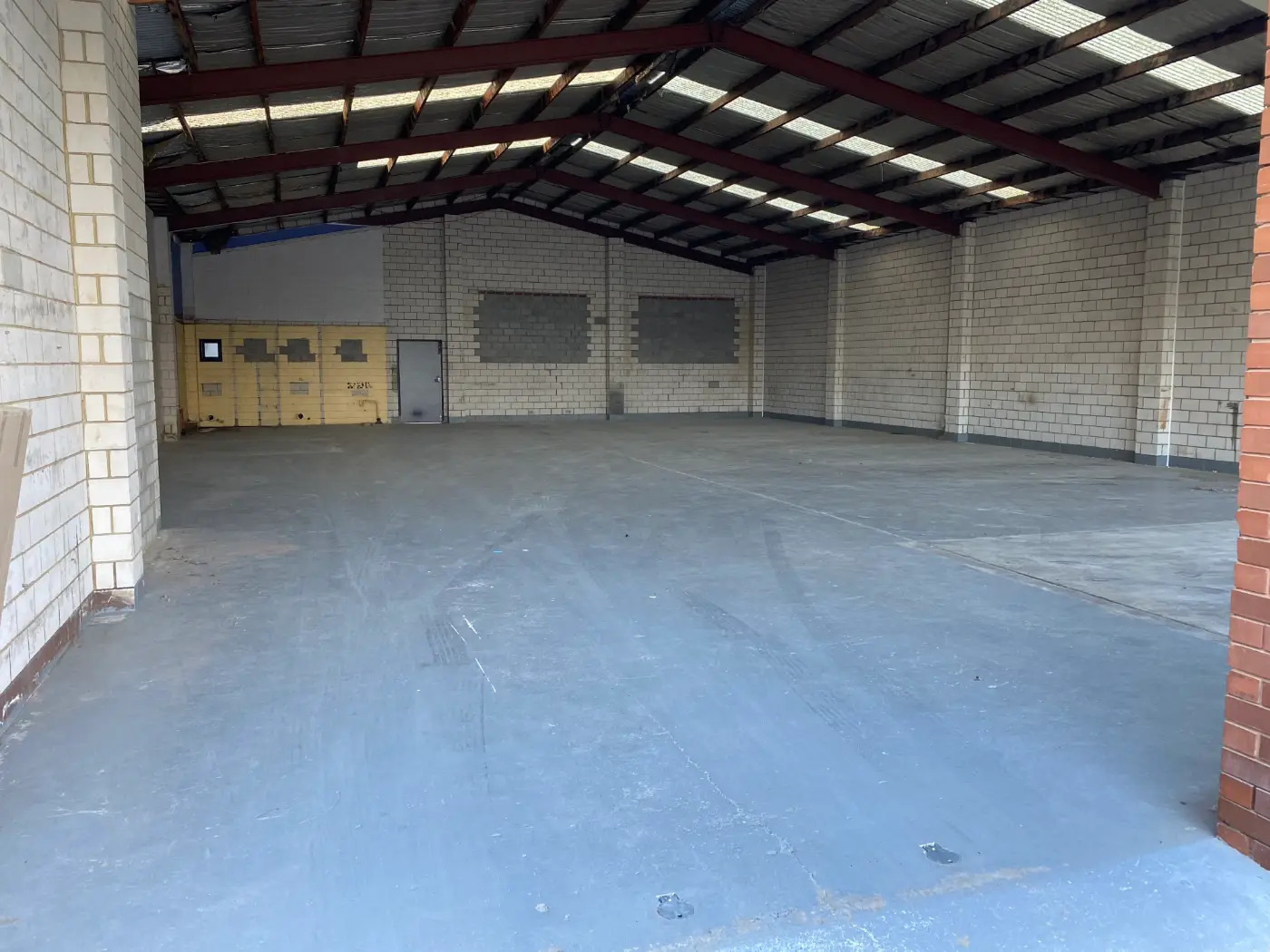 Melbourne warehouse in original condition before Jetblack Painting repainted the walls and beams and laid an epoxy flake floor