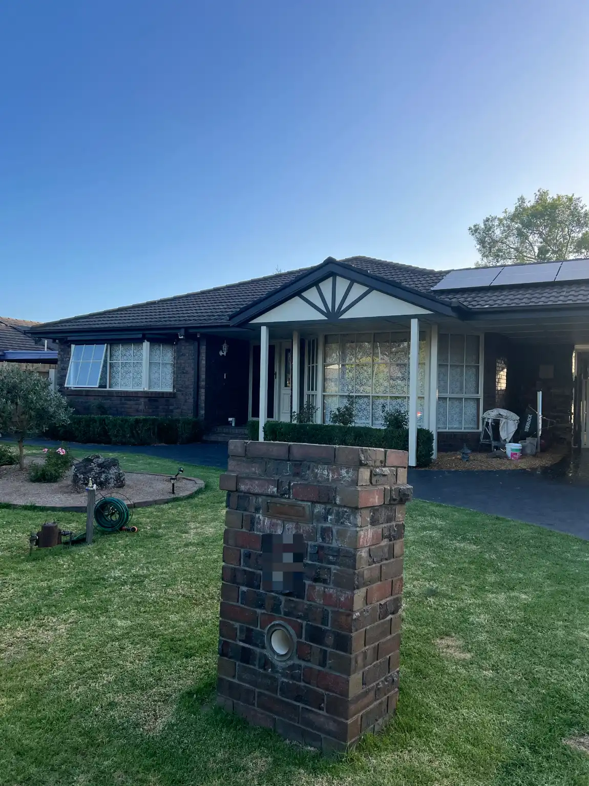 Brick veneer home in Aspendale Gardens after exterior painting, with the gable, fascia and barge boards in dark charcoal against cream infill
